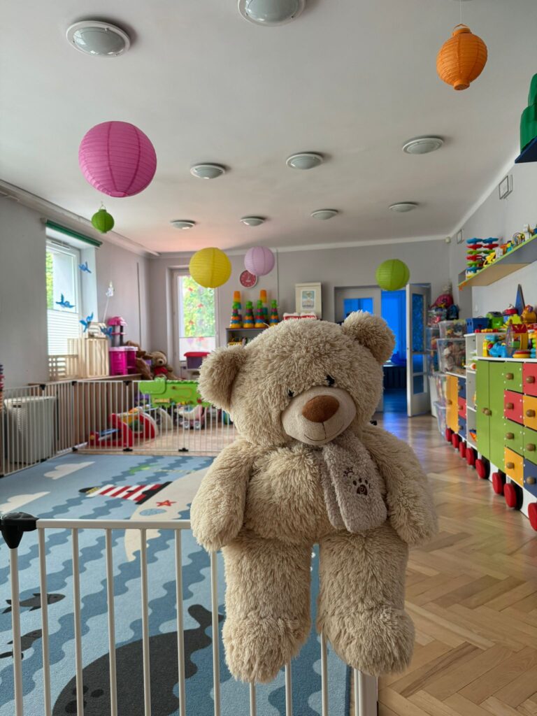 Sala zabaw przeznaczona dla grupy nr 2, na pierwszym planie pluszowy miś