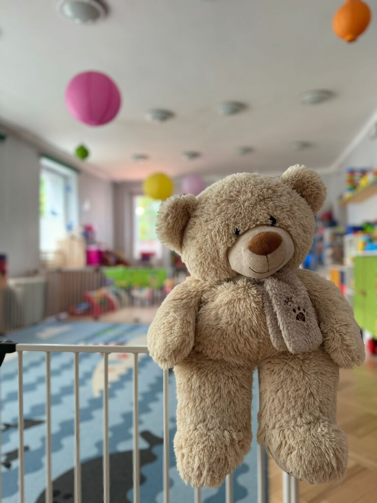 Sala zabaw przeznaczona dla grupy nr 2, na pierwszym planie pluszowy miś