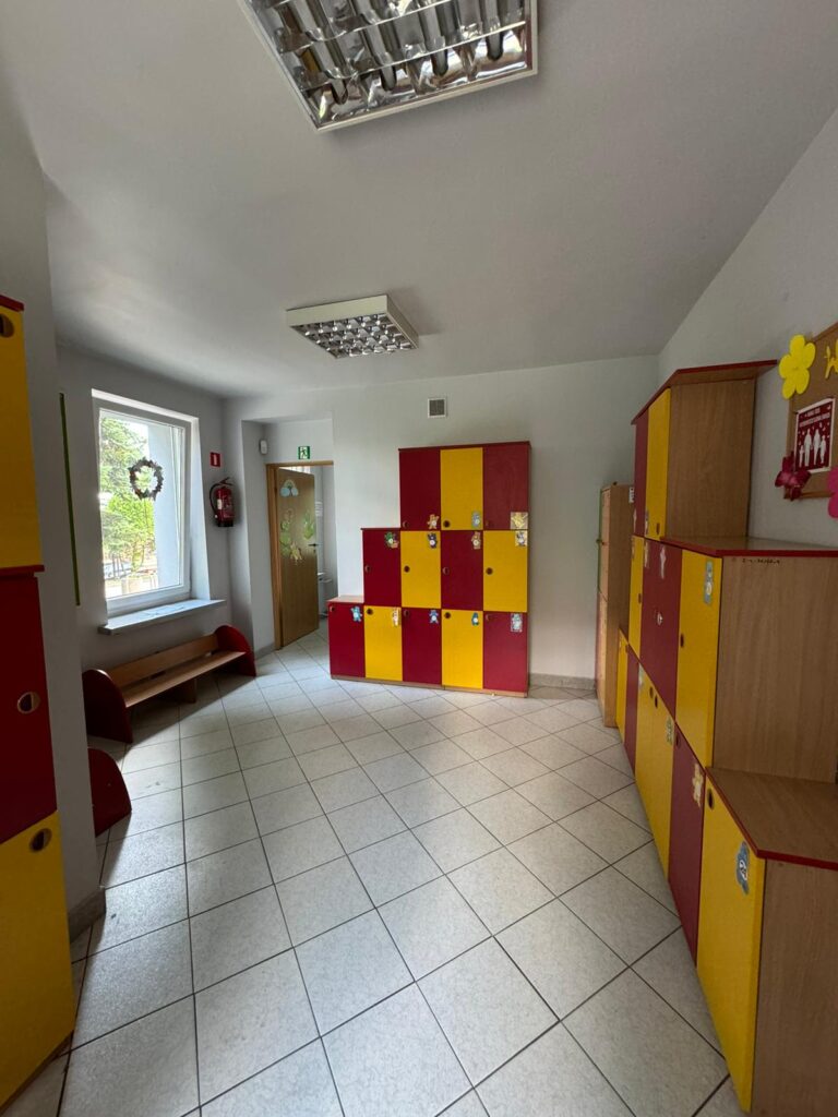 Szatnia przeznaczona dla grupy nr 3, w tle czerwono-żółte szafki