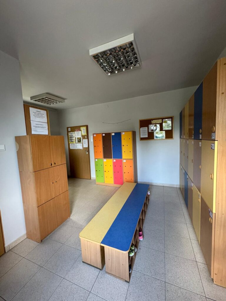 Szatnia przeznaczona dla grupy nr 4, w tle kolorowe szafki