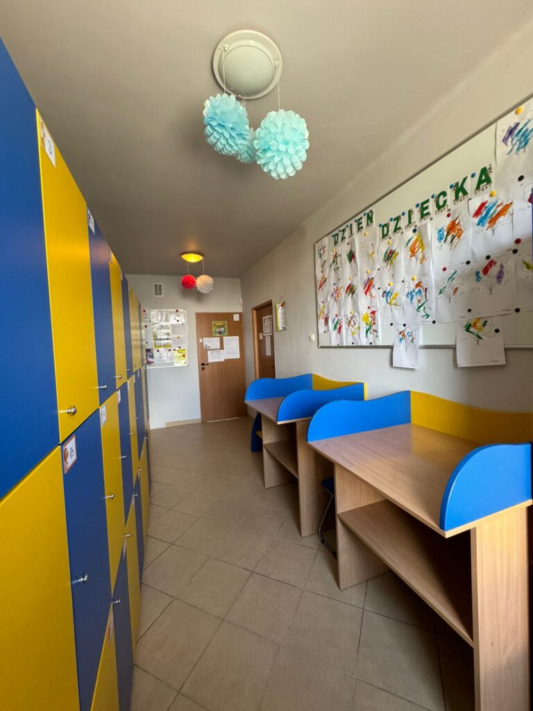 Szatnia drugiej grupy, niebiesko-żółte szafki