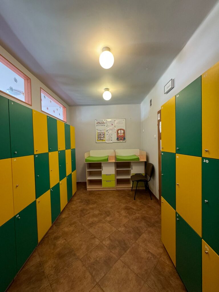 Szatnia pierwszej grupy, zielono-żółte szafki